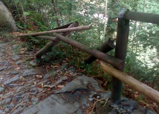 Vandali a Coggiola, distrutta la staccionata verso il Cavallero. La dura condanna di sindaco e Avis: “Imbecilli” Vandali a Coggiola, distrutta la staccionata verso il Cavallero. La dura condanna di sindaco e Avis: “Imbecilli”