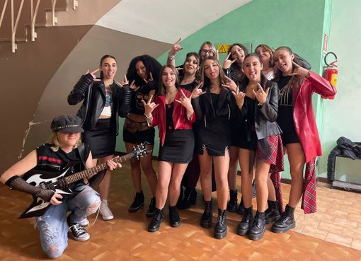 Borgosesia, successo straordinario per la sfilata dell’Ipsia Magni: oltre cento abiti sul palco del Cinema Lux