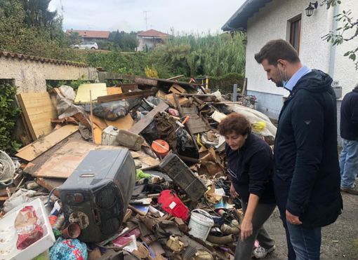 Tiramani con un abitante del rione alluvionato