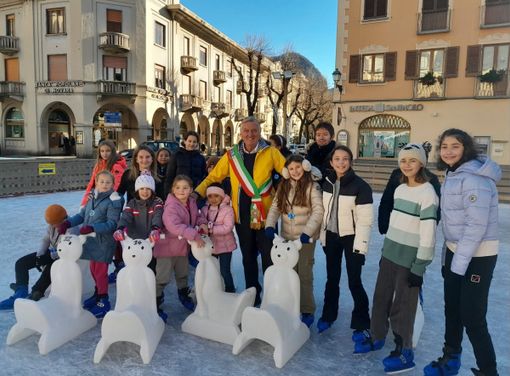 Varallo accoglie lo spirito natalizio: si inaugura la pista di pattinaggio. Varallo accoglie lo spirito natalizio: si inaugura la pista di pattinaggio.