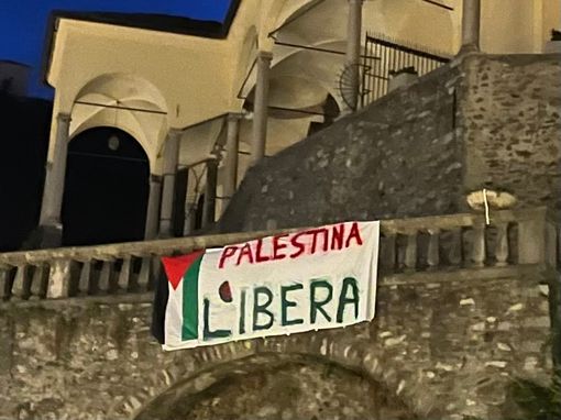 A Varallo spunta lo striscione "Palestina Libera"