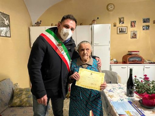 Il sindaco Baglione ha consegnato una pergamena e una bottiglia del “Vin dal Sindic” alla neo centenaria Angelina Scribante Il sindaco Baglione ha consegnato una pergamena e una bottiglia del “Vin dal Sindic” alla neo centenaria Angelina Scribante