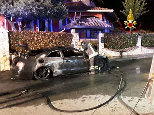 Auto in fiamme vicino alle case
