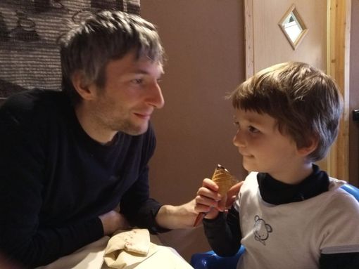 Crea gioco da tavolo e diventa padre per la seconda volta, la storia di Simone: “Una coincidenza che rende felici” Crea gioco da tavolo e diventa padre per la seconda volta, la storia di Simone: “Una coincidenza che rende felici”