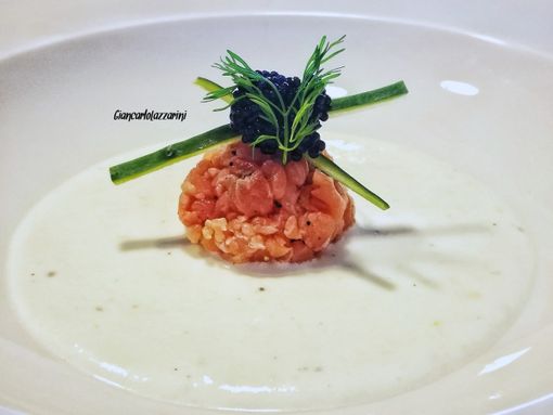 Ricetta: Tzatziki cremoso al limone, salmone affumicato e uova di lompo Ricetta: Tzatziki cremoso al limone, salmone affumicato e uova di lompo