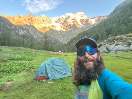 Luca Terenziani ad Alagna: il camminatore che attraversa l’Italia a piedi lungo il Sentiero Italia FOTO e VIDEO Luca Terenziani ad Alagna: il camminatore che attraversa l’Italia a piedi lungo il Sentiero Italia FOTO e VIDEO