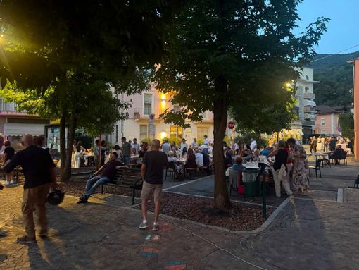 Quarona, successo in piazza Libertà per l’ultimo appuntamento di “Aperitivi e cene sotto le stelle”