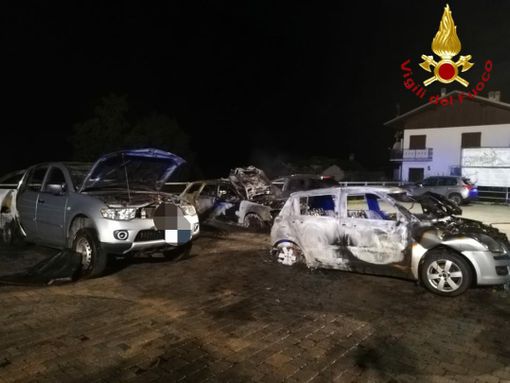 Grosso incendio coinvolge 4 autovetture parcheggiate. Indagini in corso Grosso incendio coinvolge 4 autovetture parcheggiate. Indagini in corso