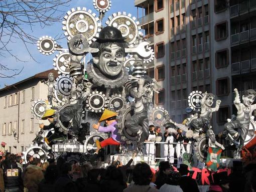 Carnevale di Borgosesia, quasi 30mila presenze alle tre sfilate Carnevale di Borgosesia, quasi 30mila presenze alle tre sfilate