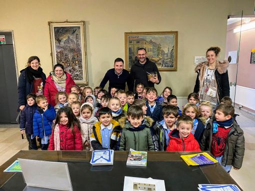 Gattinara, i bimbi dell’Asilo Patriarca in Comune per la firma di “carte d’identità” speciali Gattinara, i bimbi dell’Asilo Patriarca in Comune per la firma di “carte d’identità” speciali