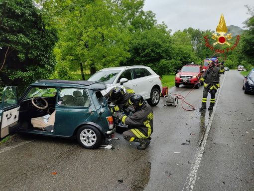 Schianto tra 3 auto a Roccapietra, ferita una donna