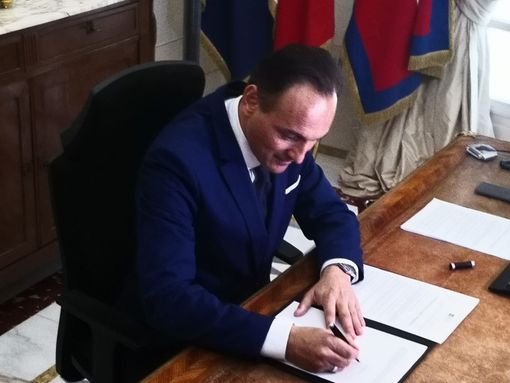 Mascherine obbligatorie nei parcheggi dei centri commerciali e chiusura ristoranti entro l'una di notte