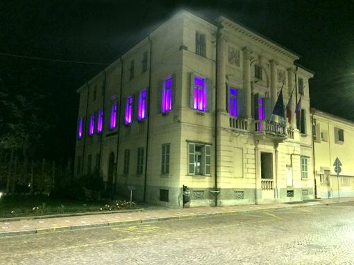 Il Comune di Gattinara si è illuminato di viola contro il tumore al pancreas