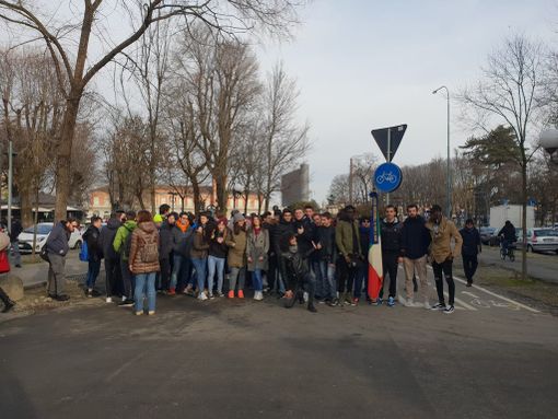 IIS Lancia, studenti sfilano contro il (cyber)bullismo