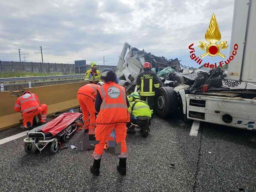 Incidente tra due tir sulla A4 a Villarboit: un ferito grave Incidente tra due tir sulla A4 a Villarboit: un ferito grave