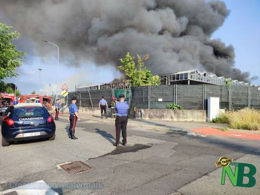 Enorme incendio divampato in un magazzino del Gardenville, si lavora per salvare il negozio (servizio di Mattia Baù) Enorme incendio divampato in un magazzino del Gardenville, si lavora per salvare il negozio (servizio di Mattia Baù)
