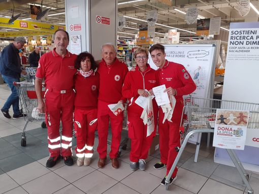 Borgosesia, alla Ipercoop raccolti 90 scatoloni di prodotti per le famiglie bisognose in Valsesia e Valsessera