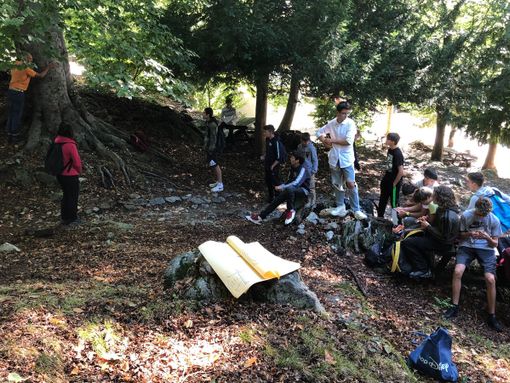 Roberto Multone fa lezione nel bosco