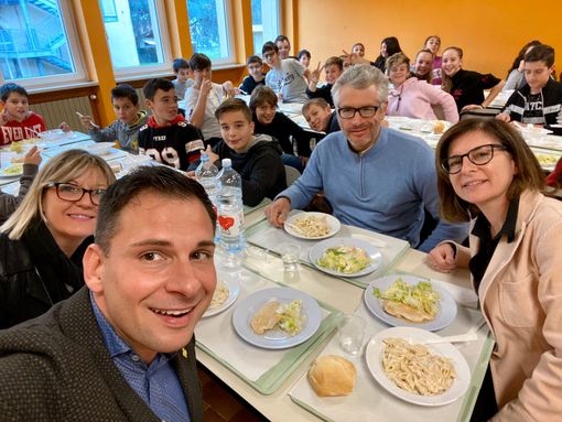 Gattinara: il sindaco a pranzo nella mensa scolastica con i ragazzi delle medie Gattinara: il sindaco a pranzo nella mensa scolastica con i ragazzi delle medie