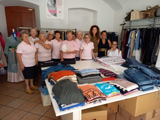 Varallo, successo per “Passi di vita 2”: la sfilata benefica della LILT nel Cortile delle Carrozze