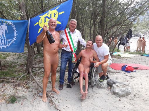 Varallo: tutti nudi per l'inaugurazione della 1a spiaggia naturista su fiume d'Italia