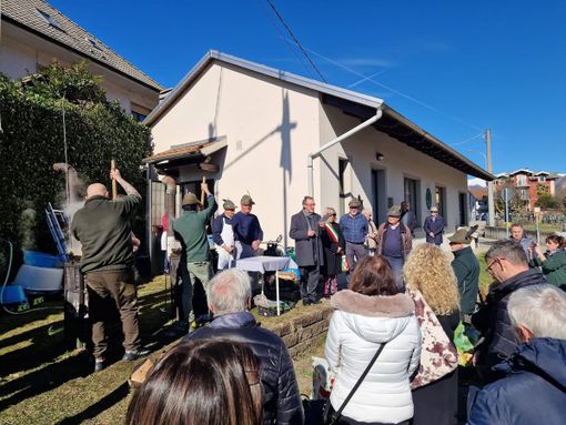 Quarona, gli Alpini rinnovano la tradizione della Paniccia: preghiera, distribuzione e pranzo Quarona, gli Alpini rinnovano la tradizione della Paniccia: preghiera, distribuzione e pranzo