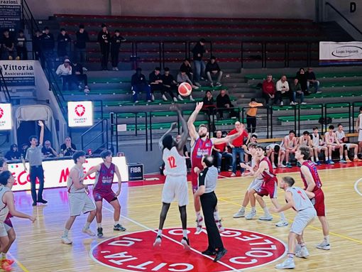 Barberi Valsesia Basket si arrende in gara 3: Collegno vince 65-55 e vola al turno successivo dei playoff. Barberi Valsesia Basket si arrende in gara 3: Collegno vince 65-55 e vola al turno successivo dei playoff.