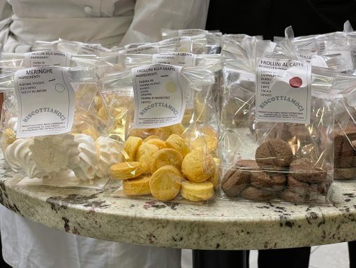 “BISCOTTIAMOCI” un progetto realizzato dai “CUOCHI D’ARTIFICIO” dell’Istituto Alberghiero di Gattinara “BISCOTTIAMOCI” un progetto realizzato dai “CUOCHI D’ARTIFICIO” dell’Istituto Alberghiero di Gattinara