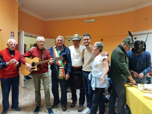 Varallo: Il sindaco Bondetti alla castagnata degli Alpini alla Casa Serena