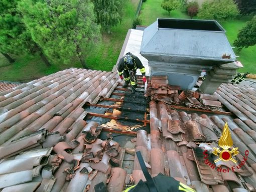 Brucia una canna fumaria e danneggia il tetto di una carrozzeria