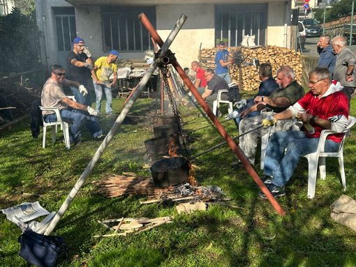 Coggiola, la castagnata avisina richiama molte persone