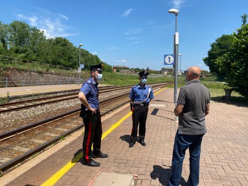 Sanzionato dal capotreno perché senza biglietto, lo minaccia e lo molesta. Denunciato 43enne