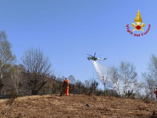 Incendio a Nebbiuno, Vigili del fuoco e AIB sul posto per domare le fiamme
