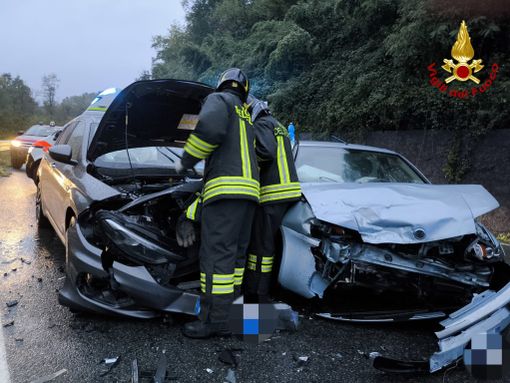Sostegno, scontro frontale in curva tra due auto. Sostegno, scontro frontale in curva tra due auto.
