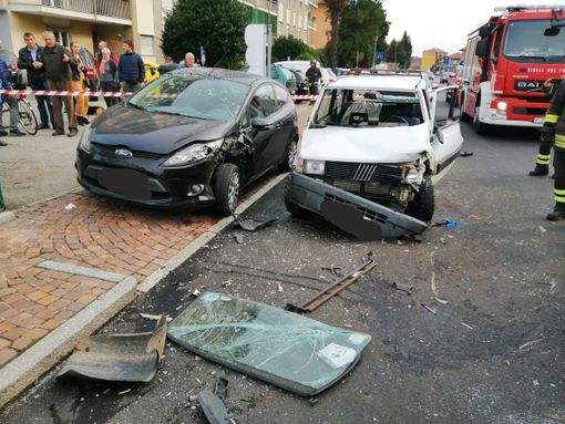 Borgosesia: Auto centra in pieno un mezzo parcheggiato e si ribalta