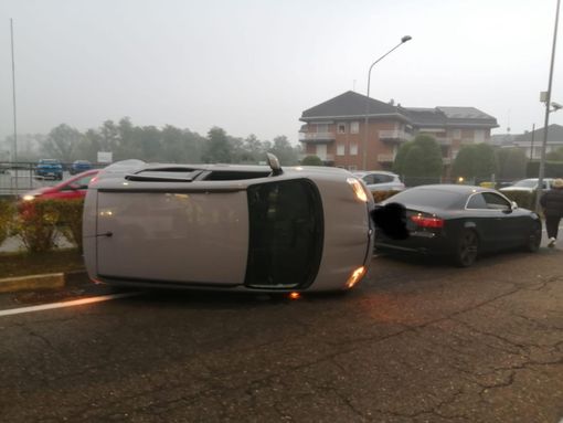 Borgosesia: Esce di strada e si ribalta. Viabilità in tilt