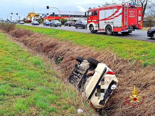 Scontro tra due auto, una si ribalta nel fossato Scontro tra due auto, una si ribalta nel fossato