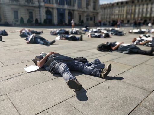Infermieri si incatenano davanti al palazzo della Regione a Torino: “Gli eroi sono stati dimenticati” FOTO VIDEO