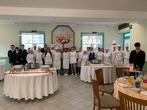All’IPSSAR “G. Pastore” Varallo-Gattinara una lezione “sul campo”: Negroni, paella e tronchetto di Natale - foto dalla pagina FB di IPSSAR G. PASTORE