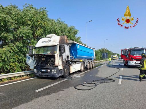 Autoarticolato in fiamme sulla tangenziale di Novara: intervento lampo dei Vigili del Fuoco, traffico bloccato Autoarticolato in fiamme sulla tangenziale di Novara: intervento lampo dei Vigili del Fuoco, traffico bloccato