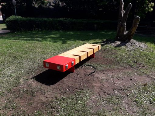 Borgosesia, al Parco Magni installata la panchina tecnologica