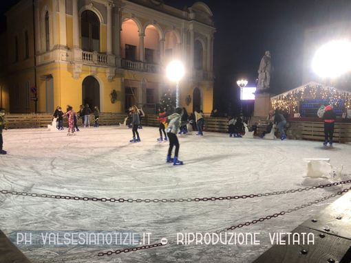 Pista pattinaggio a Varallo - Foto Laudicina per valsesianotizie.it Pista pattinaggio a Varallo - Foto Laudicina per valsesianotizie.it