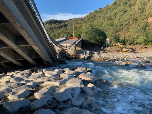 Ponte di Romagnano, iniziata la rimozione delle macerie - Foto Ponte di Romagnano, iniziata la rimozione delle macerie - Foto