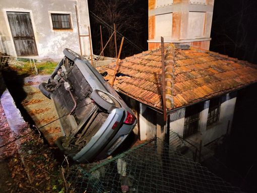 Pray: Esce di strada con l'auto e vola sulla scalinata di un rustico FOTO