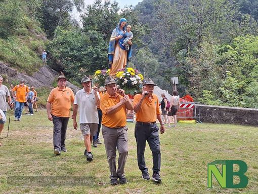 Alta Valsessera in festa per la Madonna delle Nevi, processione al Santuario del Cavallero (foto di Nicola Rasolo)