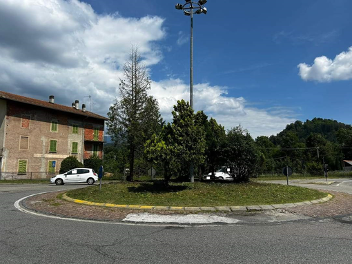 Crevacuore, rotonde e aiuole sistemate in frazione Azoglio (foto dalla pagina Facebook di Comune di Crevacuore) Crevacuore, rotonde e aiuole sistemate in frazione Azoglio (foto dalla pagina Facebook di Comune di Crevacuore)