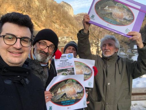 Anche a Rassa la protesta dei pesci di fiume