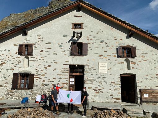 Un giovanissimo gestore al Rifugio Ospizio Sottile ai piedi del Monte Rosa