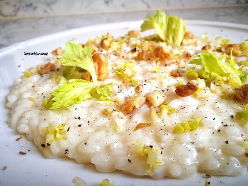 #quarantenasuifornelli, il risotto con crema di gorgonzola, sedano e noci di Giancarlo Lazzarini #quarantenasuifornelli, il risotto con crema di gorgonzola, sedano e noci di Giancarlo Lazzarini
