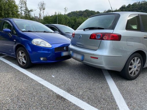 Sono a fare la spesa e le auto si scontrano nel parcheggio